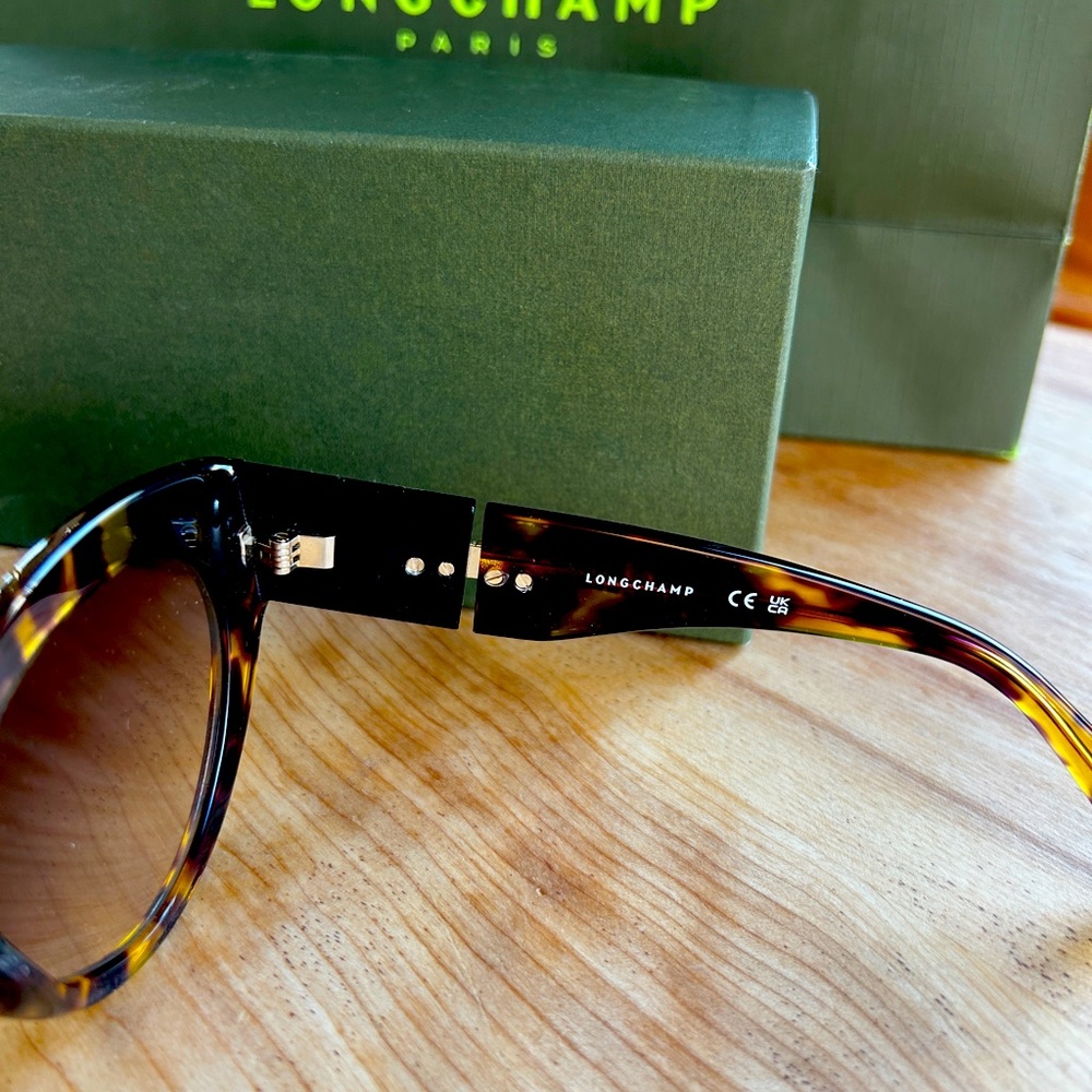 LONGCHAMP Sunglasses- New
Havana Purple
Reference : 55144LUAE04
$190.00 - Picture 3 of 8